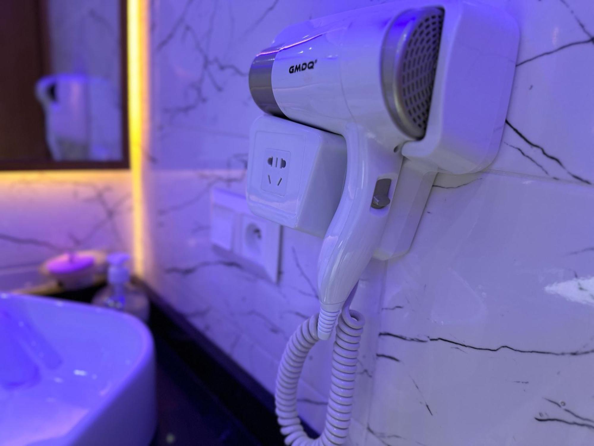 Apartment Your Ideal Pool Access Airport Service Self Check-in & Pristine Comfort *