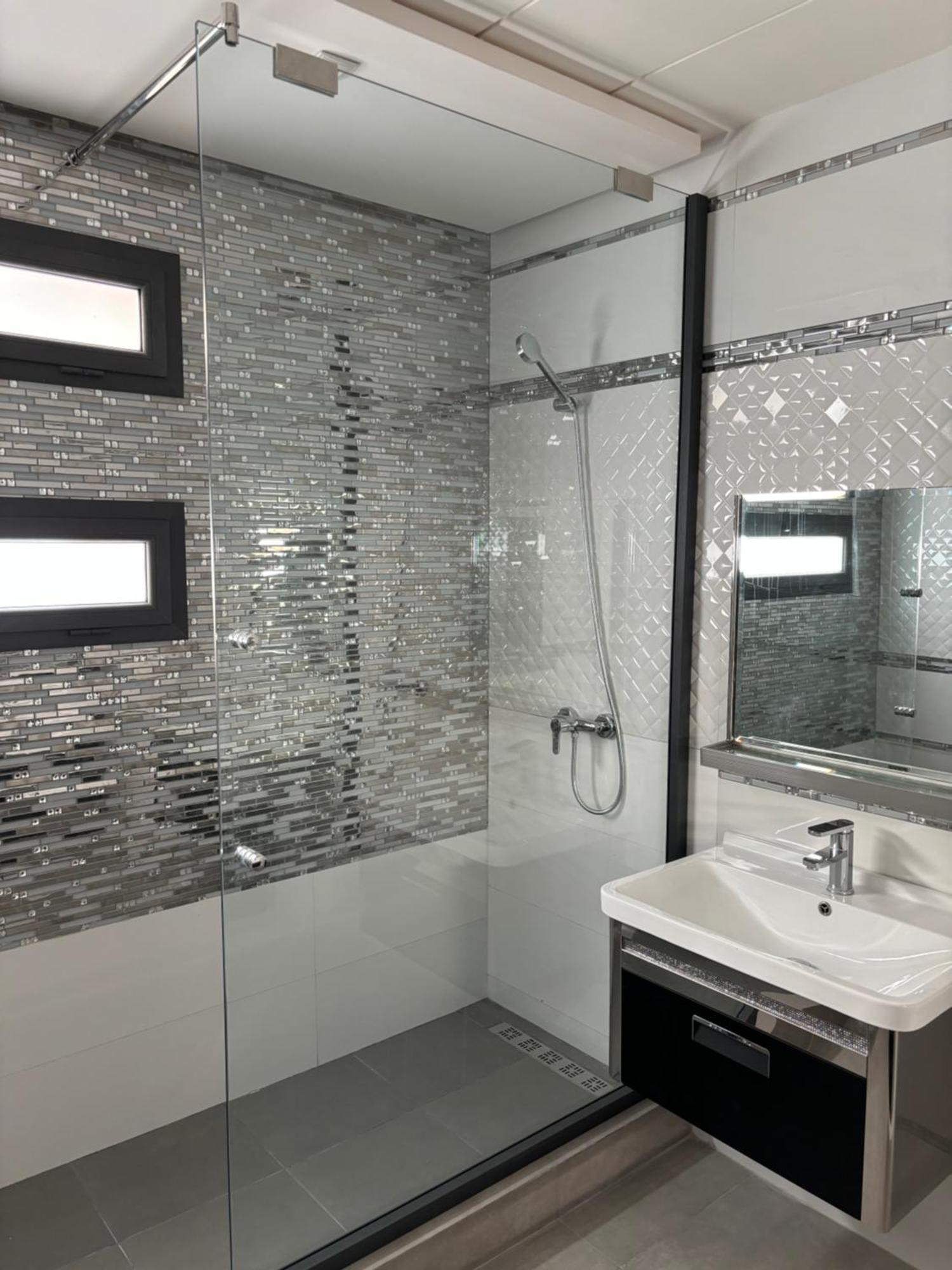 Luxurious With 5 Bedrooms In Villa *