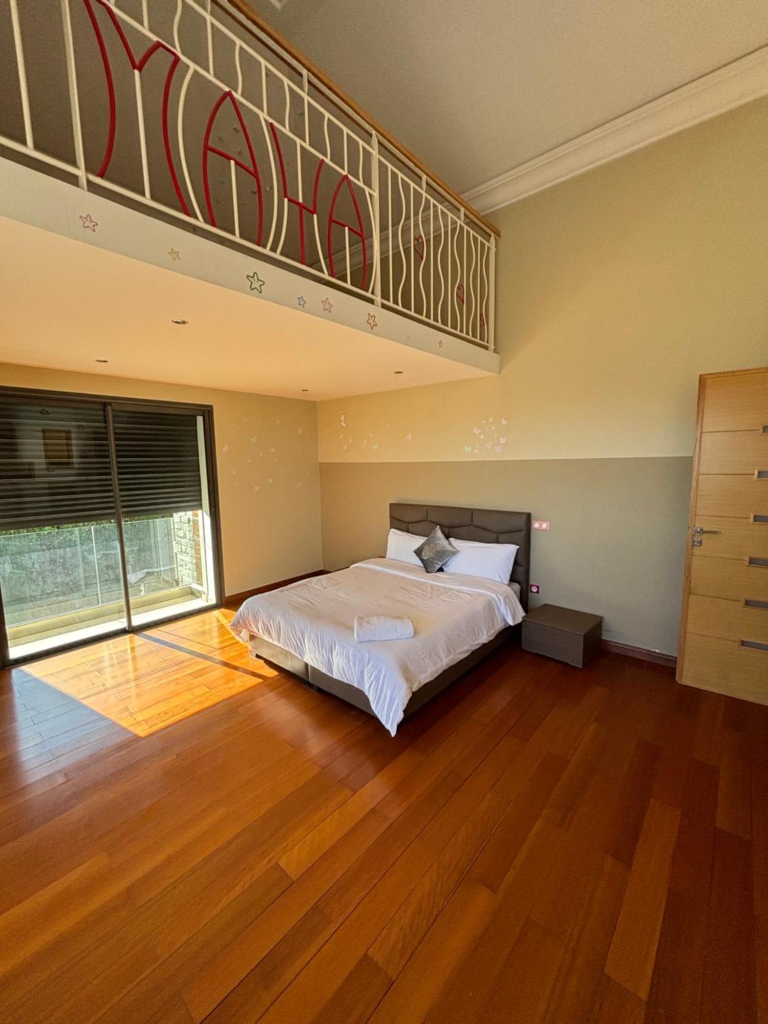 Luxurious With 5 Bedrooms In