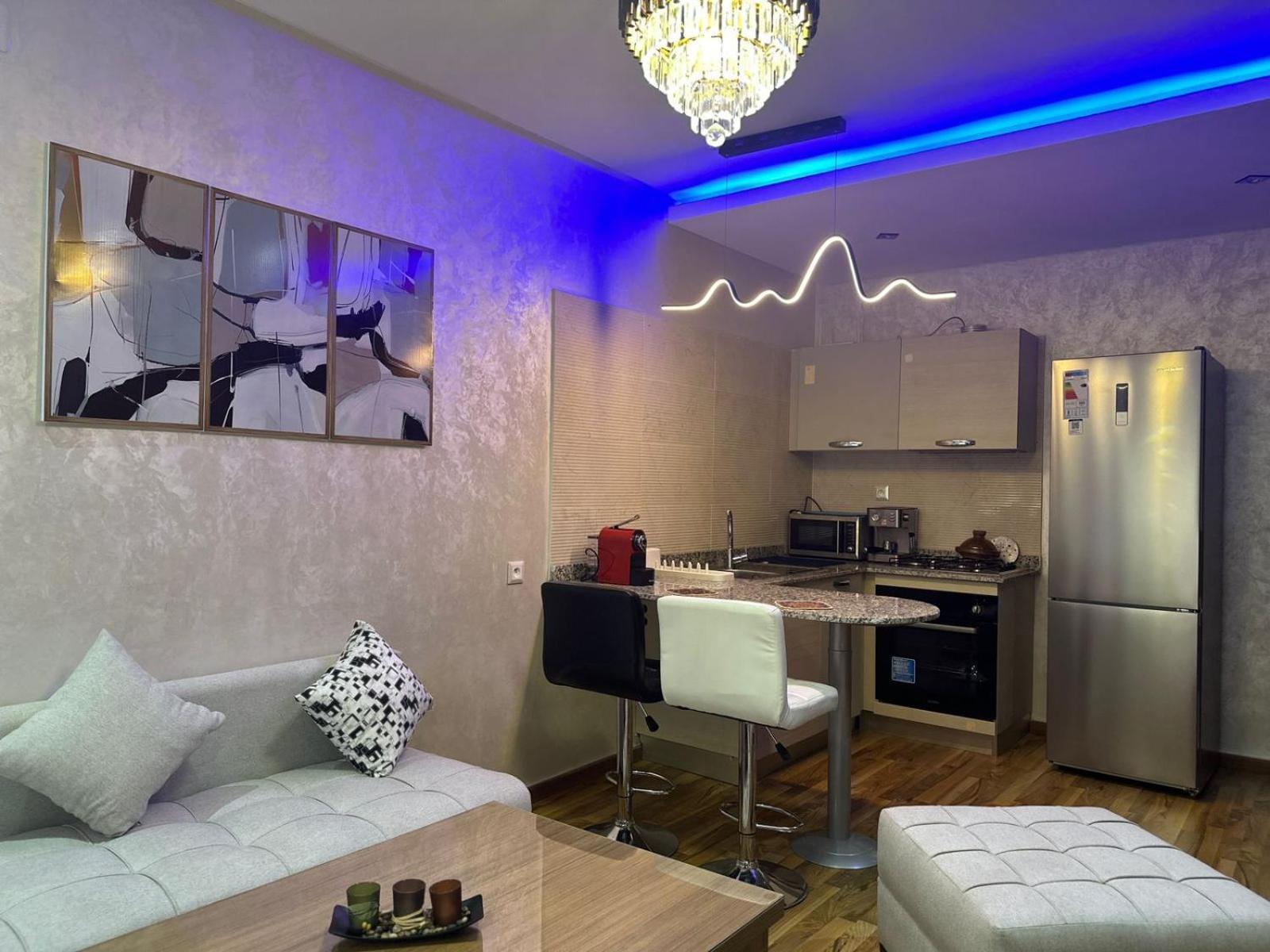 Apartment Your Ideal Pool Access Airport Service Self Check-in & Pristine Comfort *