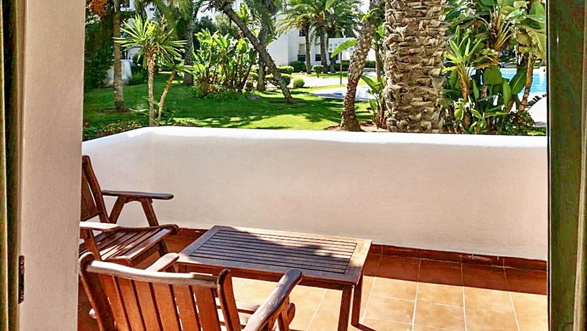 Charming With Shared Pool Apartment *