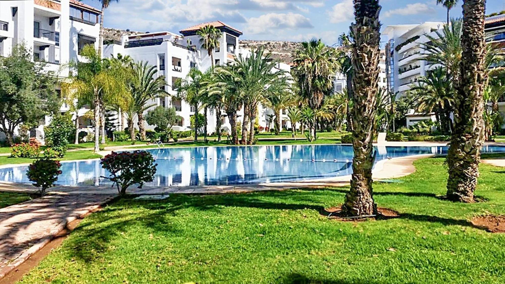 Charming With Shared Pool Apartment *