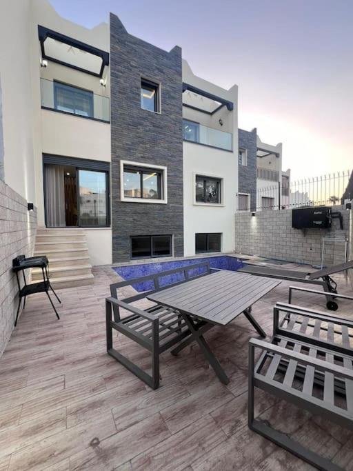 Pergola Enormes Avec Piscine & Parking Villa