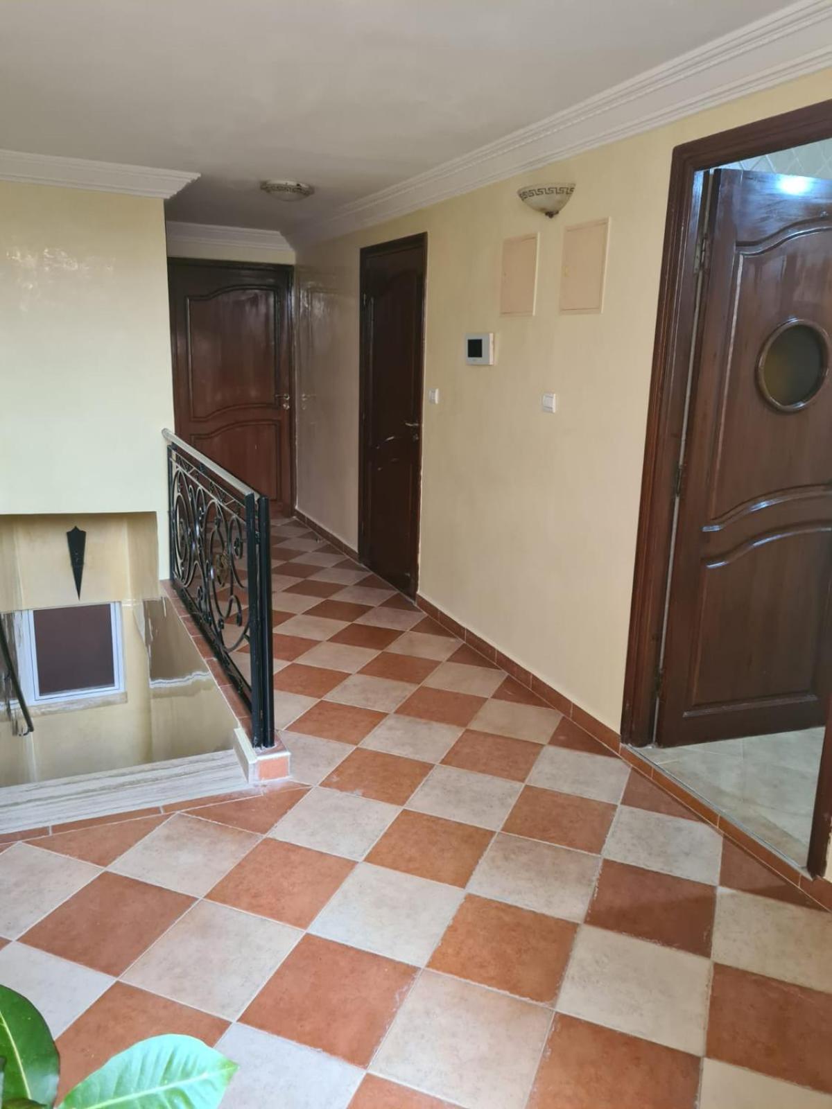 Maison Moderne De 370m2 Sur 3 Etages *