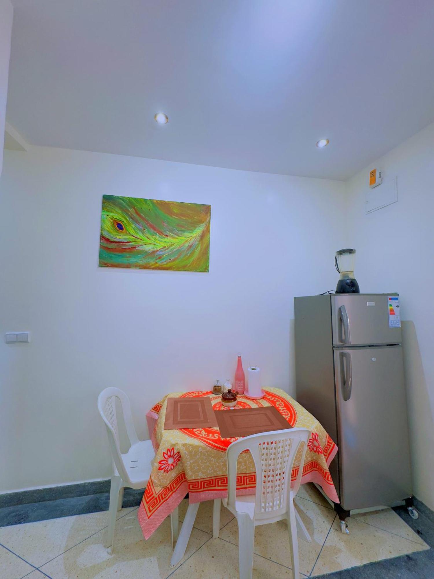 Quiet Near - High Speed Wifi, Free Parking & Private Entry *