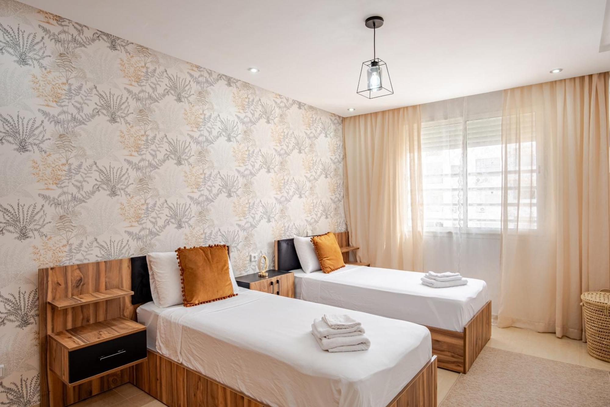 Luxury Two Beds In Apartment *