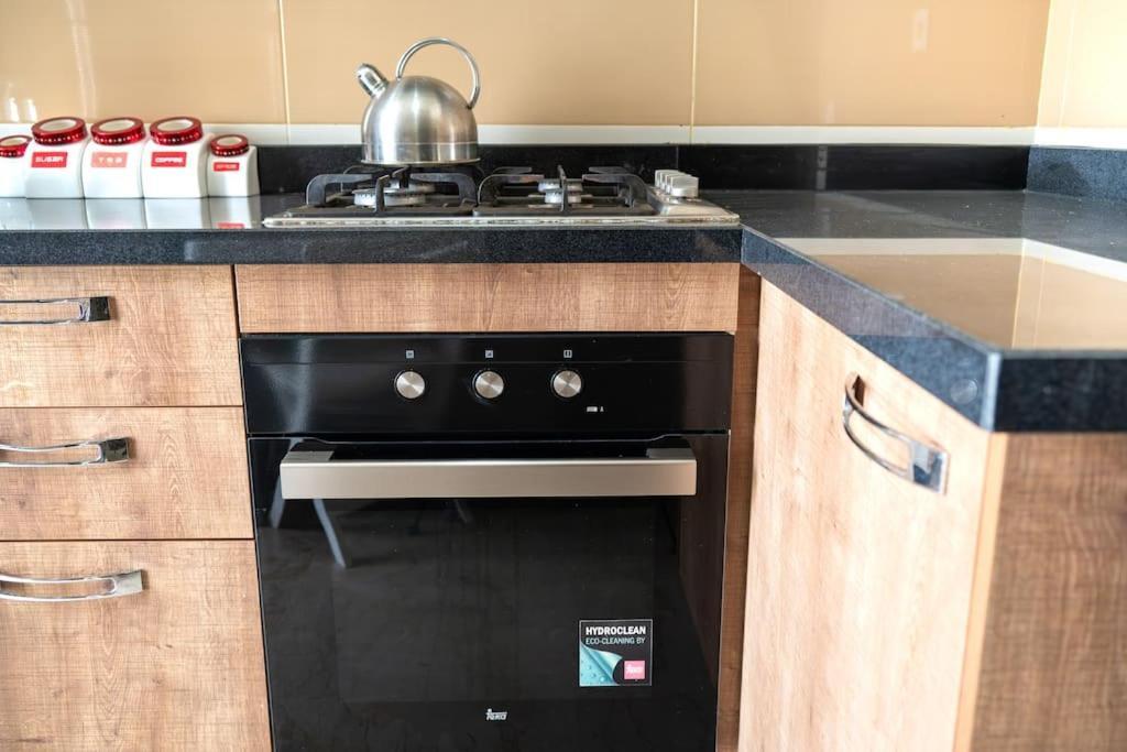 Prime 2br With Pool, Near And Cafes