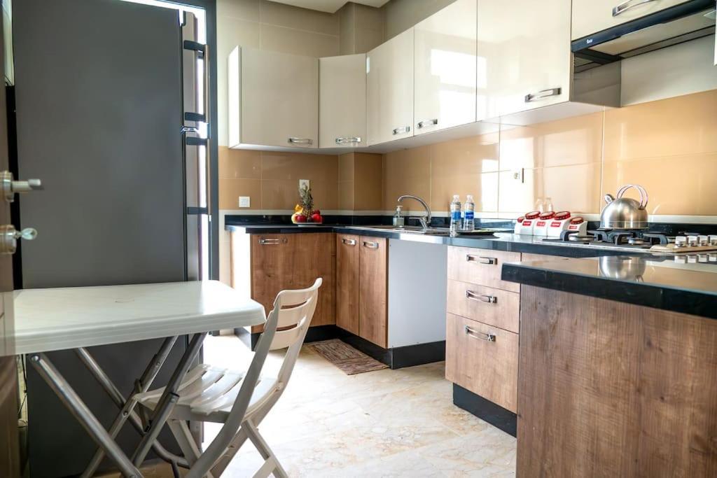 Prime 2br With Pool, Near And Cafes *