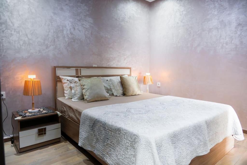 Prime 2br With Pool, Near And Cafes *