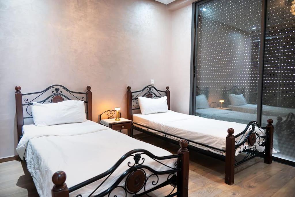 Prime 2br With Pool, Near And Cafes