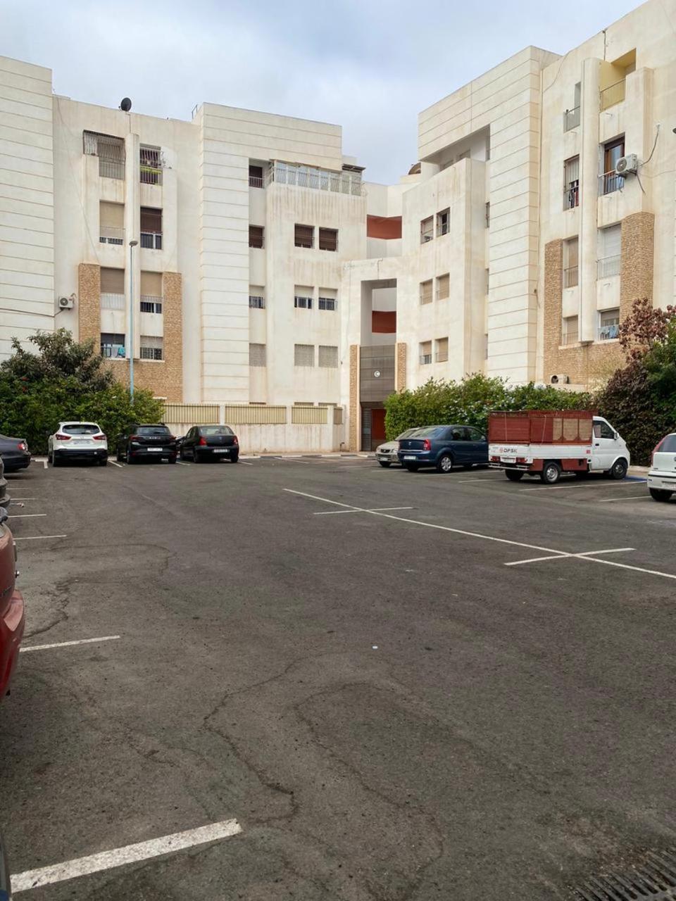 Moyen Standing A Apartment *