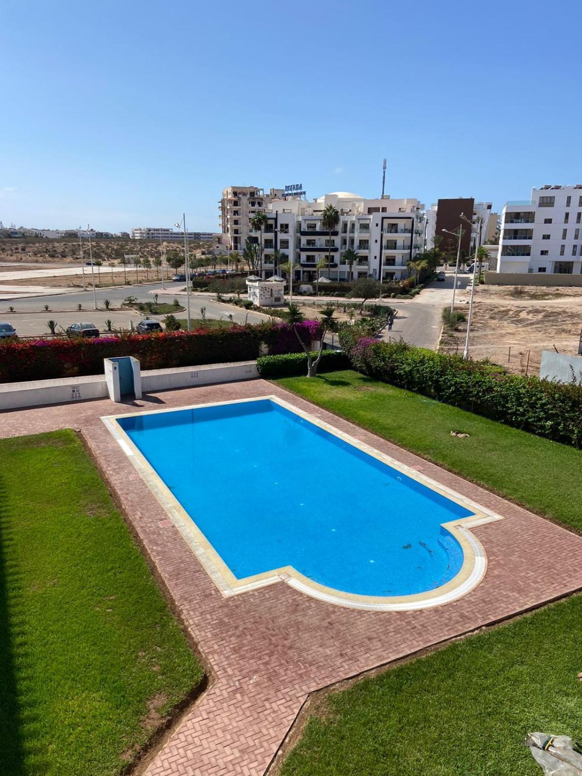 Moderne, Vue Piscine A Apartment