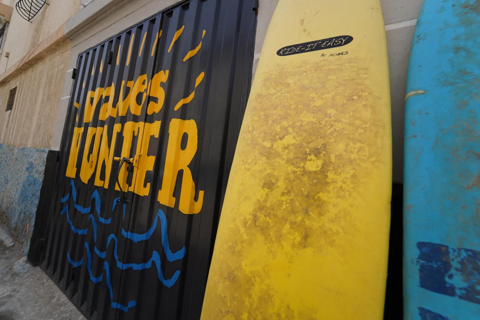 Waves Hunter Surf House *