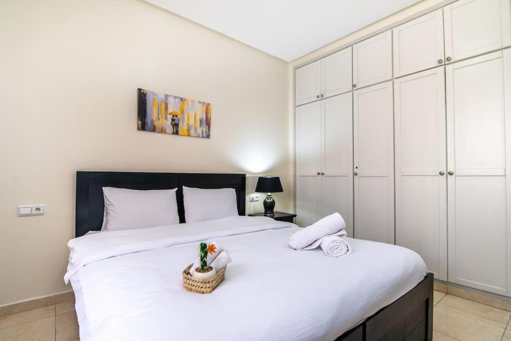 Elegant Steps From Attractions Appartement