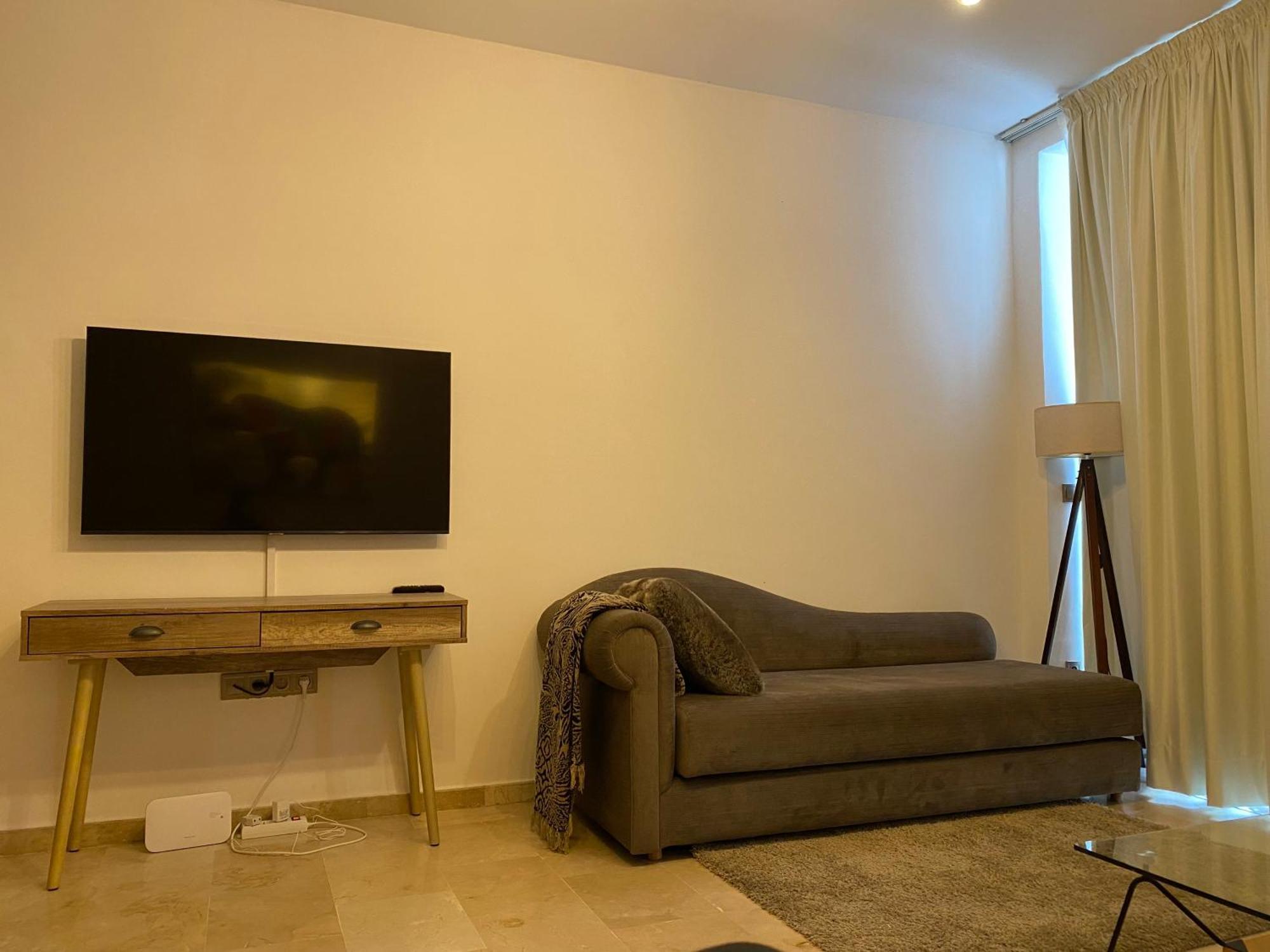 Comfortable, Waterfront Apartment *