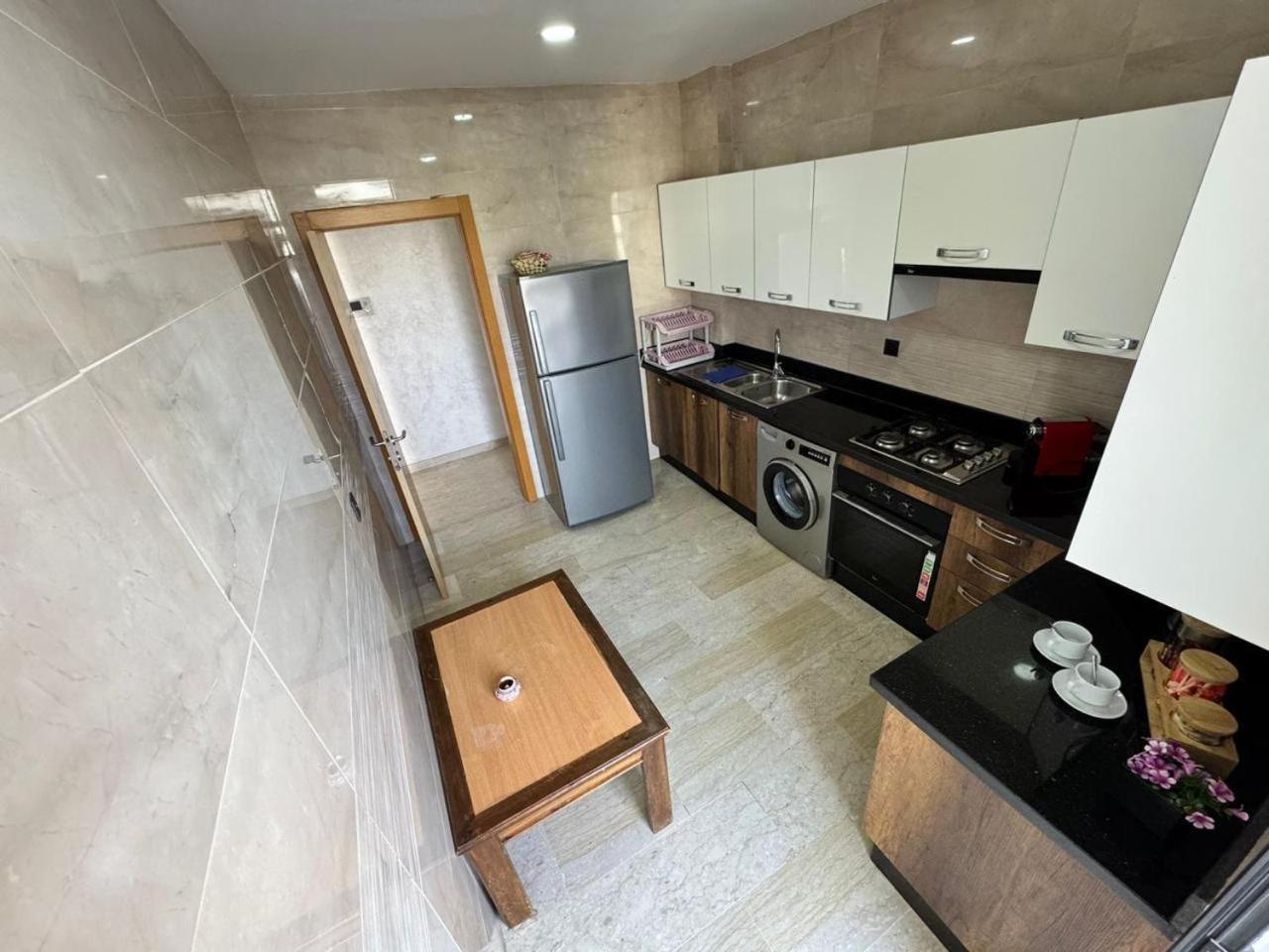 Bay's Upscale Urban Nest Apartment