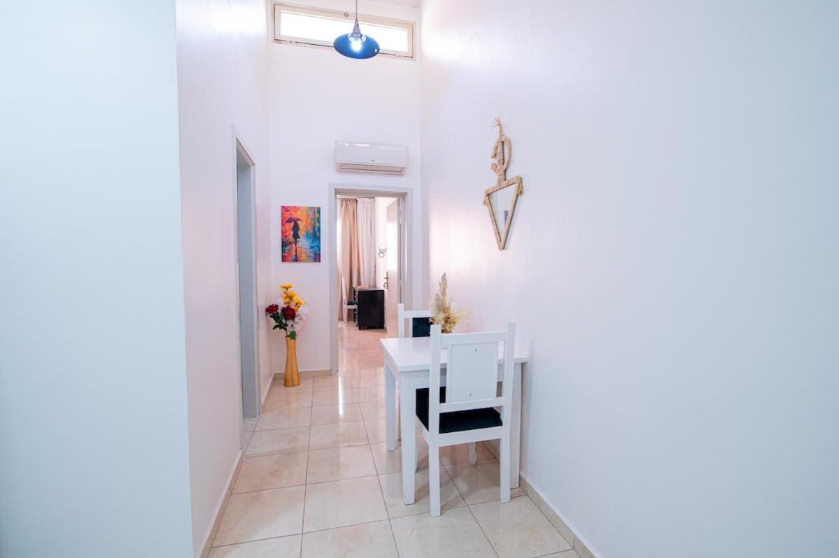 Steps From Attractions In Center Apartment