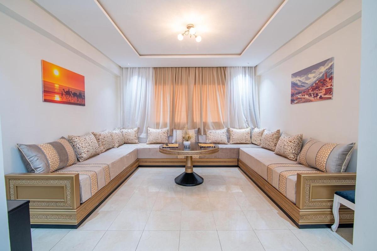 Apartment Steps From Attractions In Center
