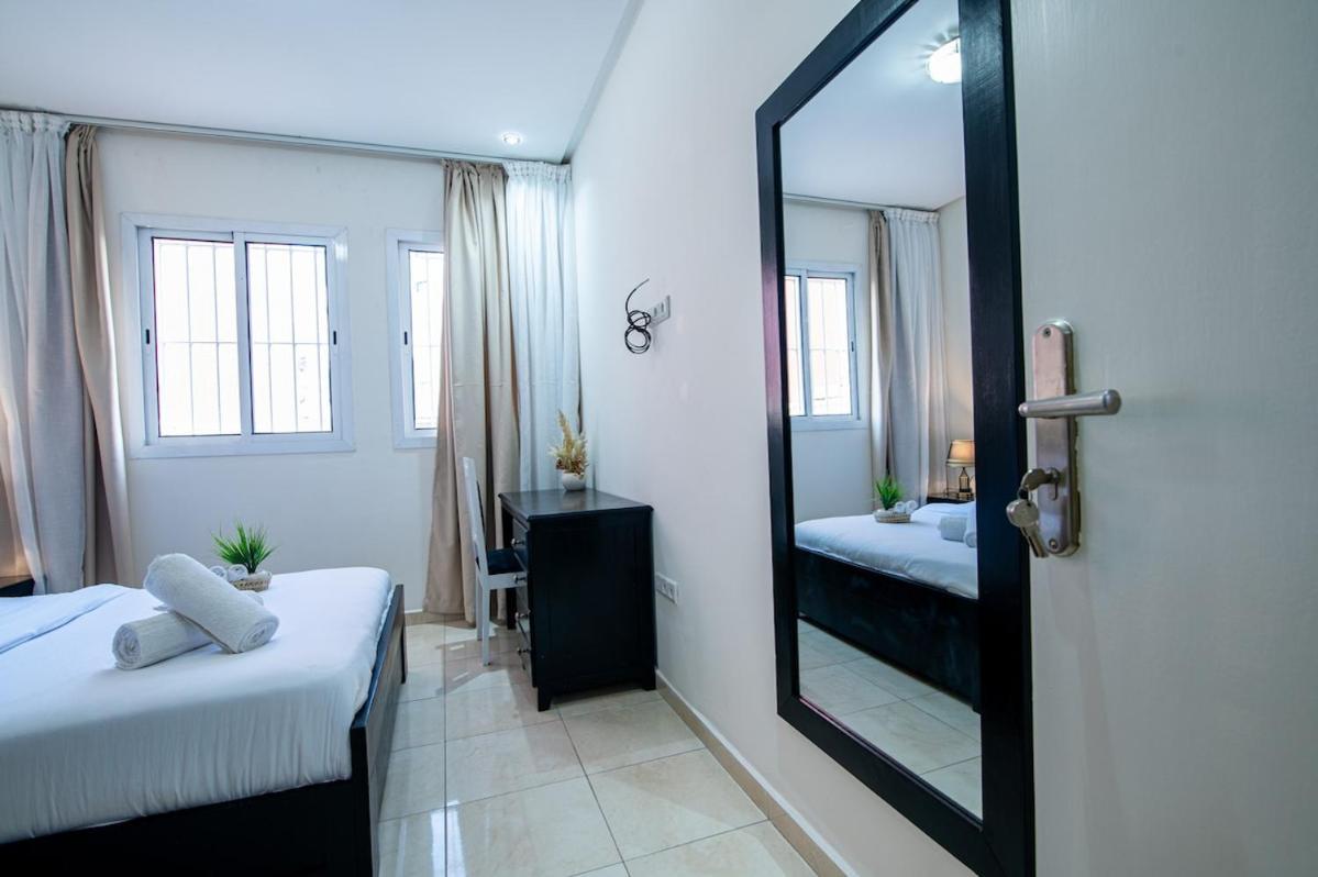 Steps From Attractions In Center Apartment