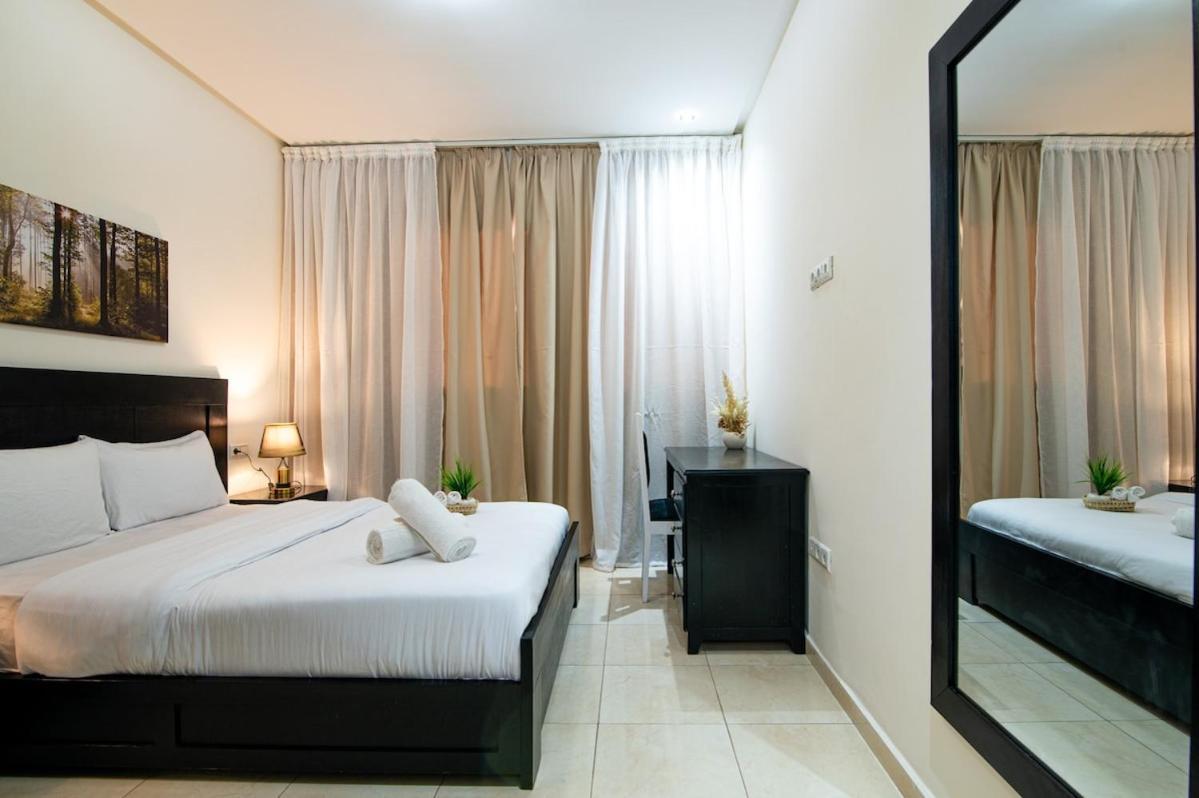 Apartment Steps From Attractions In Center