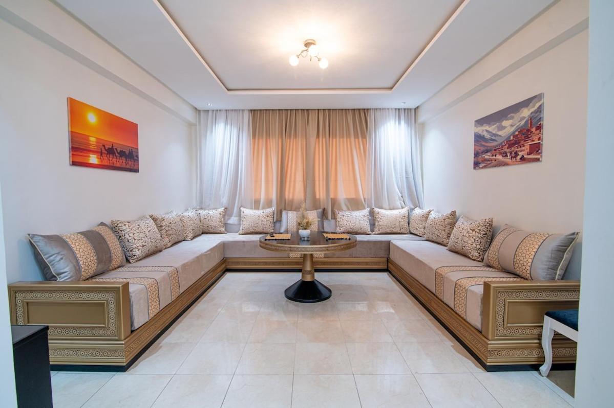 Steps From Attractions In Center Apartment