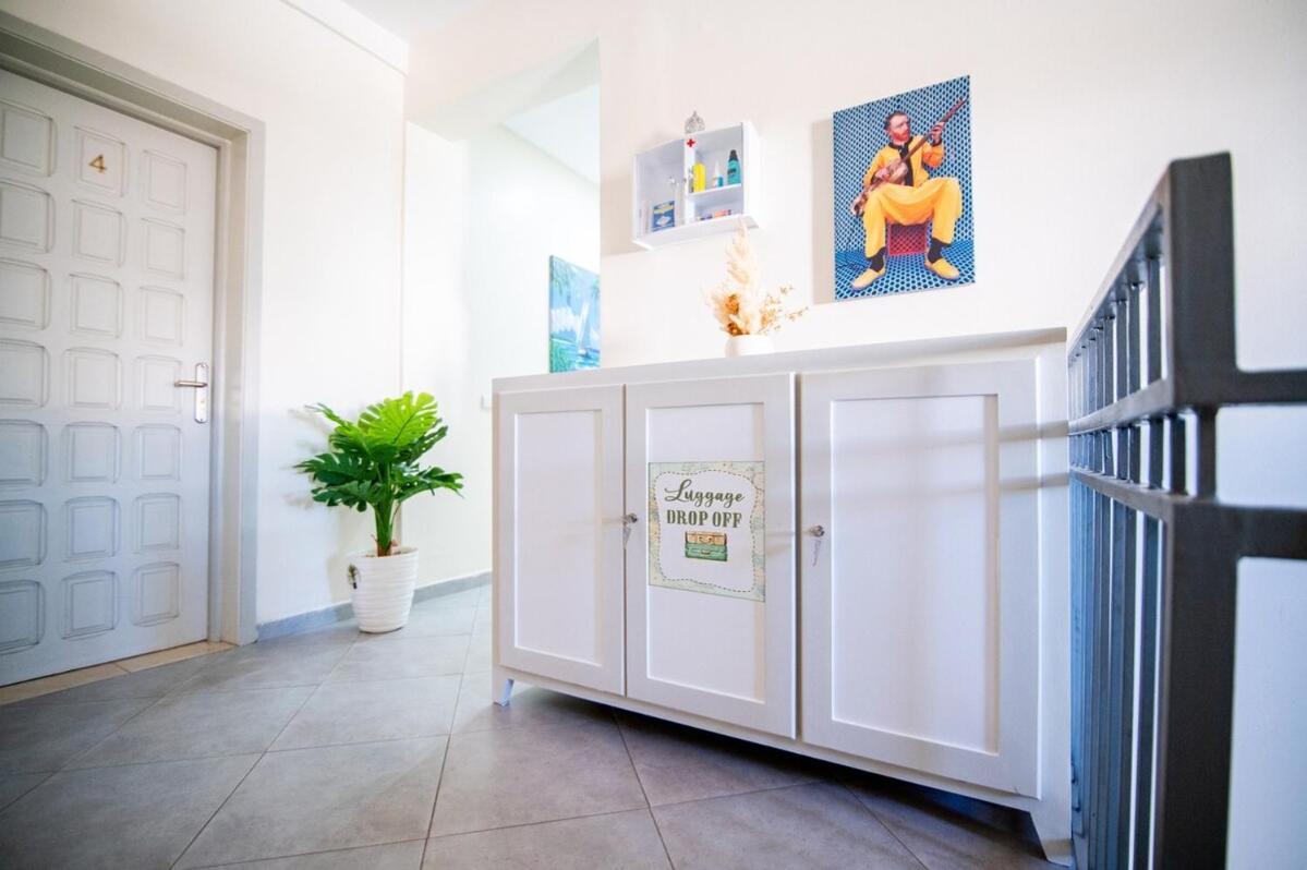 Steps From Attractions In Center Apartment