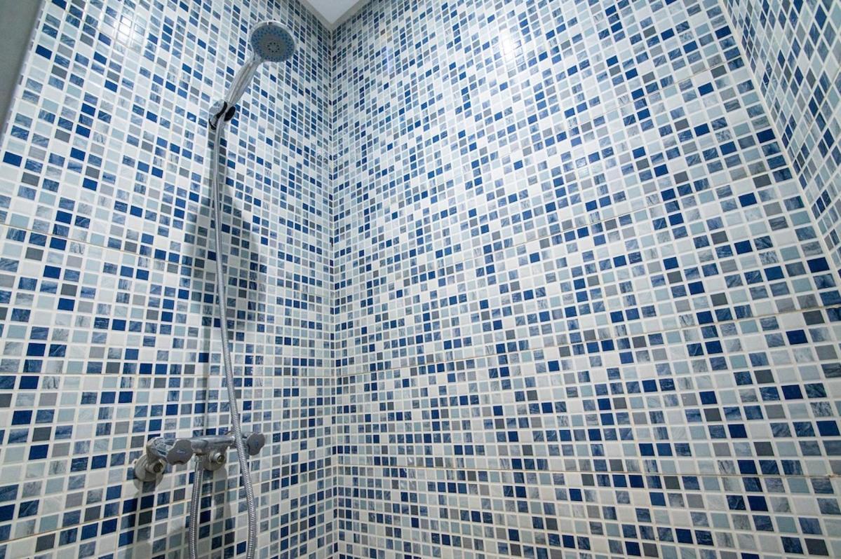 Steps From Attractions In Center Apartment