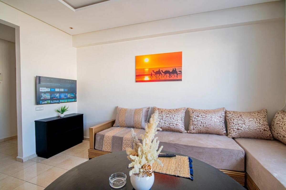 Steps From Attractions In Center Apartment *