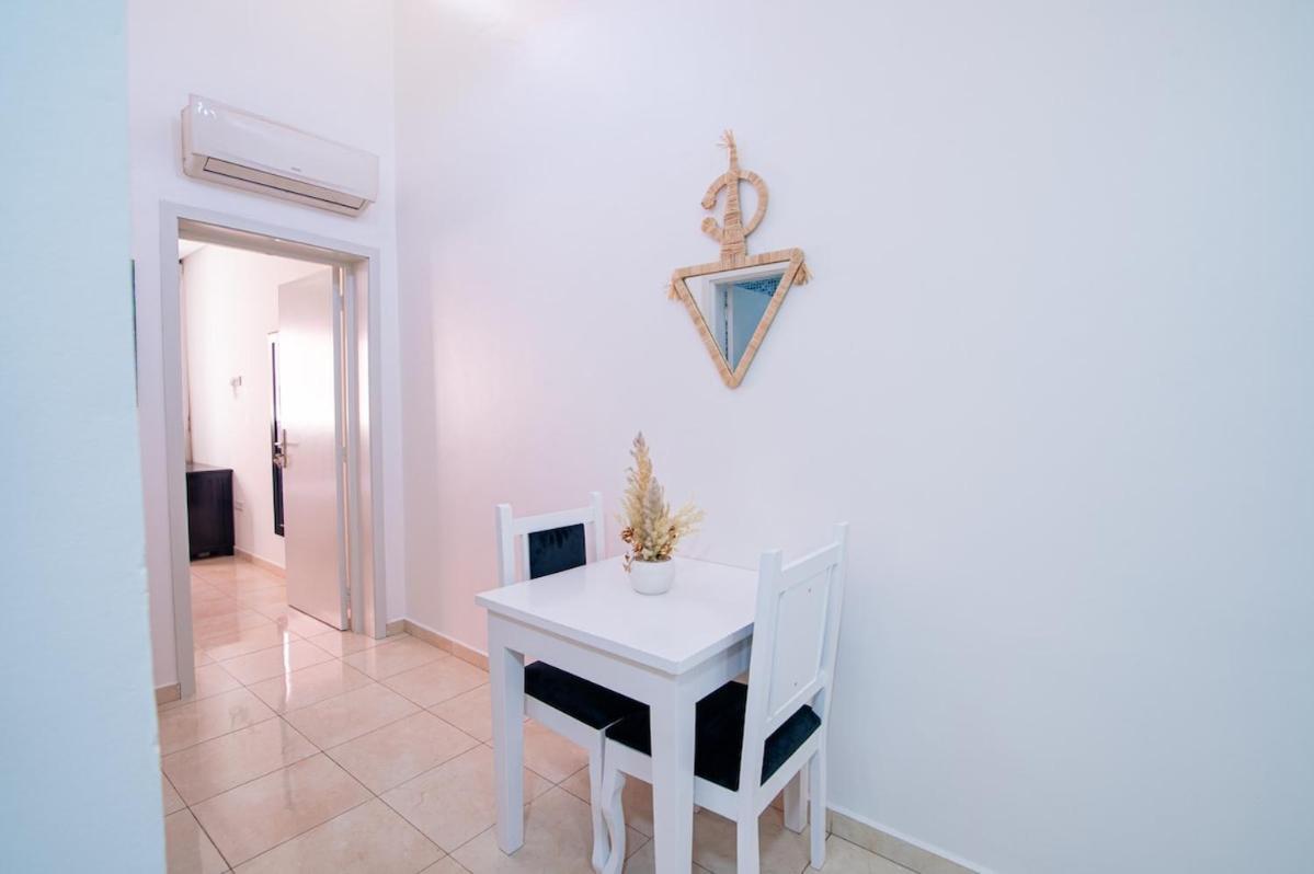 Steps From Attractions In Center Apartment