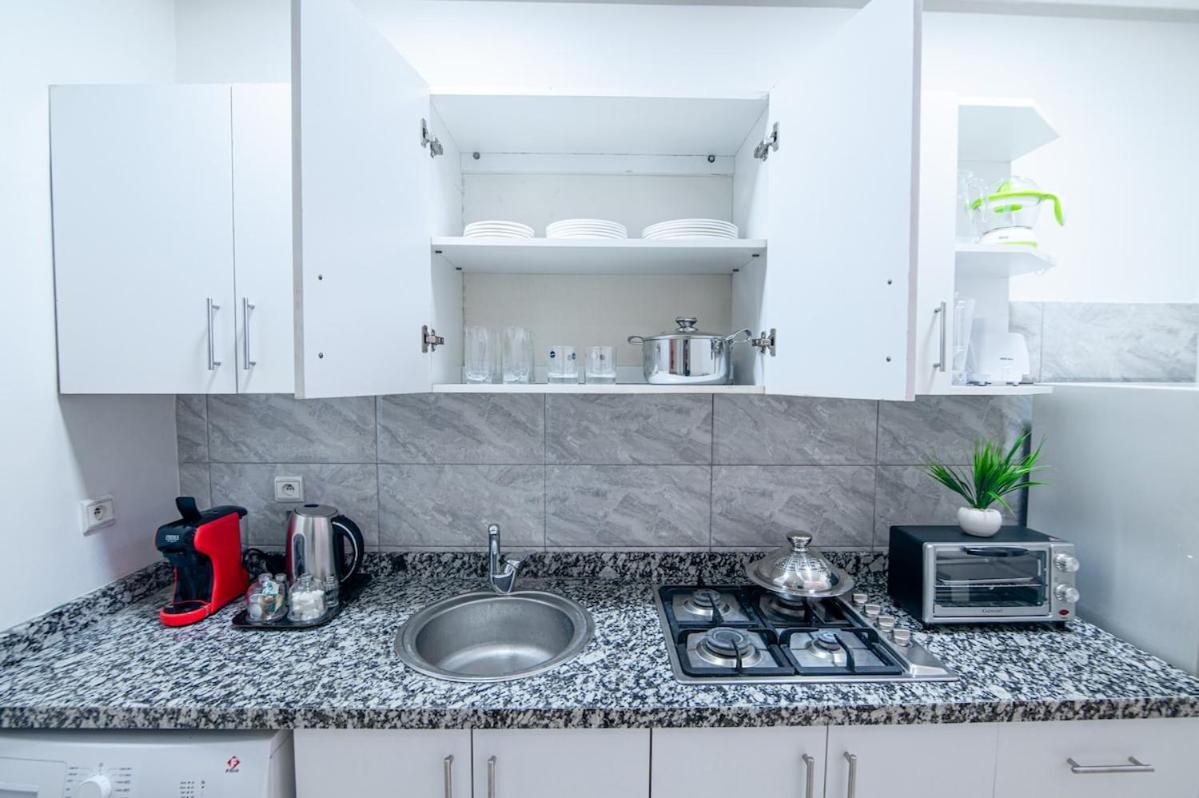Steps From Attractions In Center Apartment *