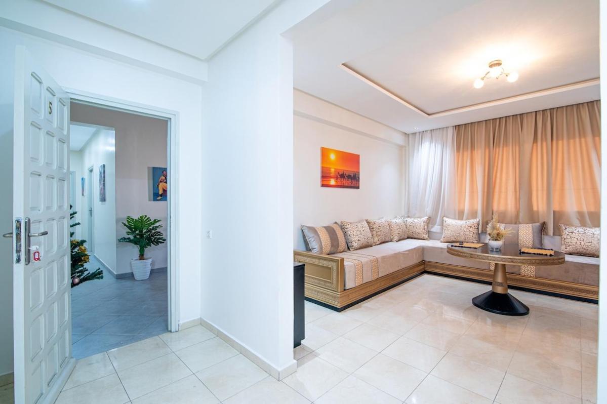 Apartment Steps From Attractions In Center *