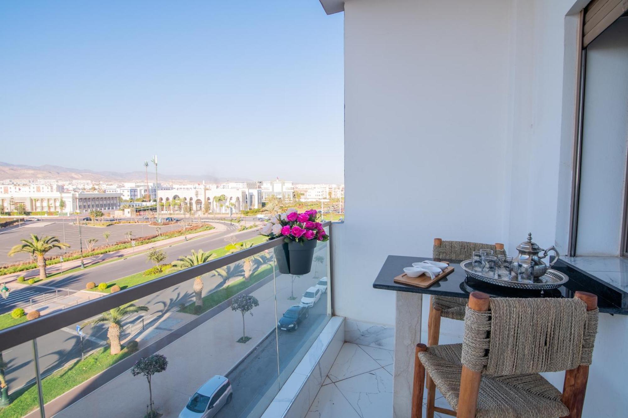Modern In The Center Of With Panoramic View Apartment *