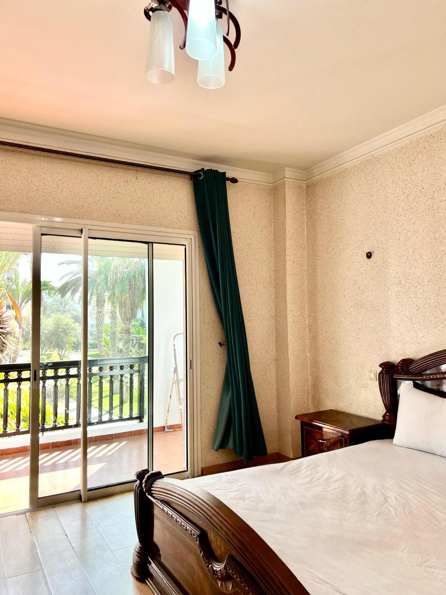 Quiet In Marina Apartment