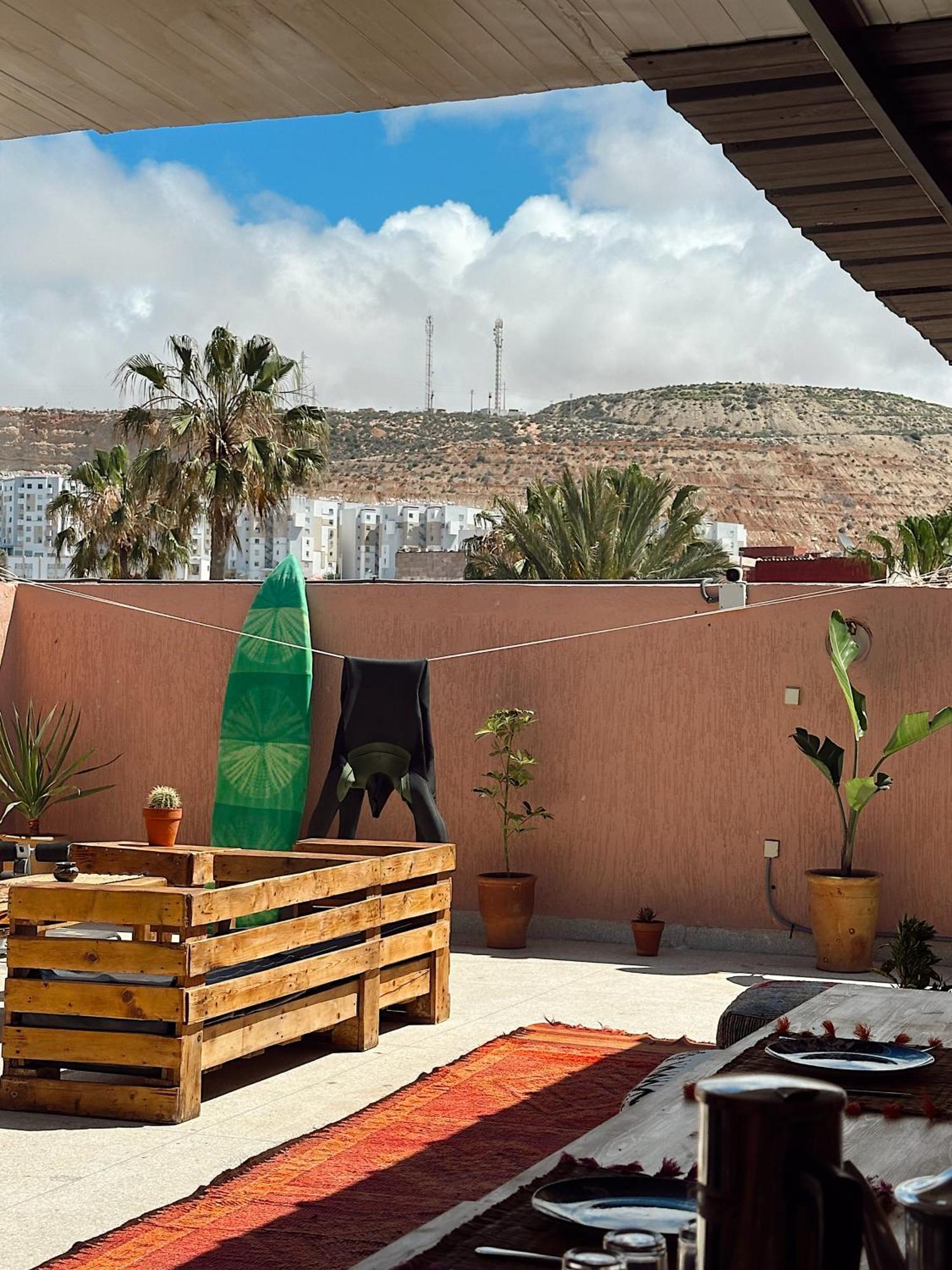 Tamount Surf House *