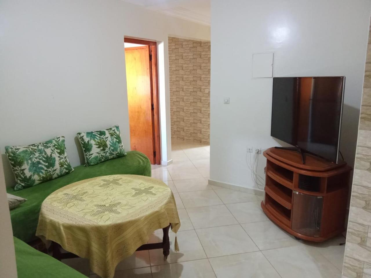Spacieux Et Bien Desservi A Apartment