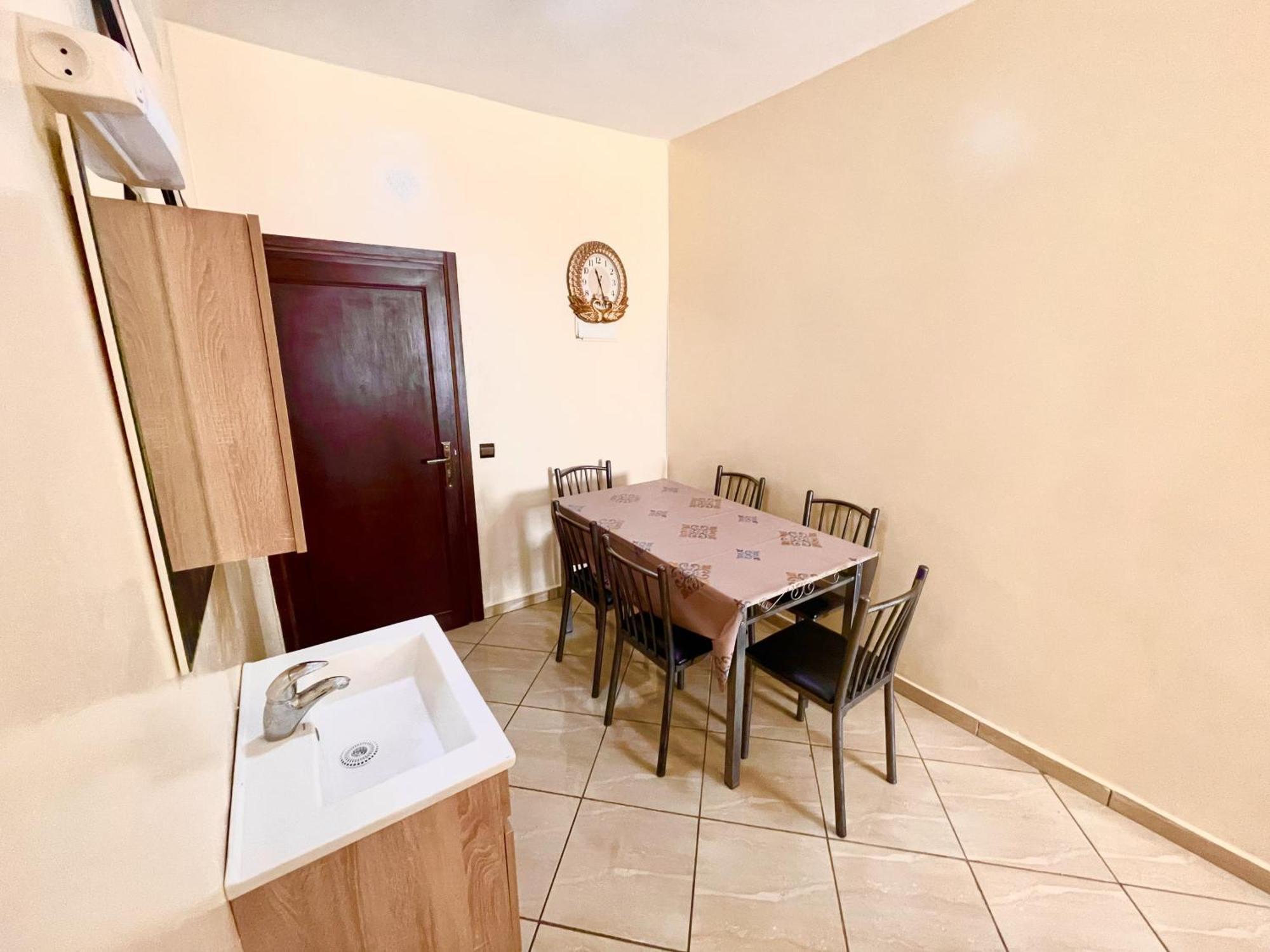Apartment Economical In The Center, Suitable For Travelers Who Don't Want To Spend Too Much Money, Only 2 Minutes From Shops And Restaurants *