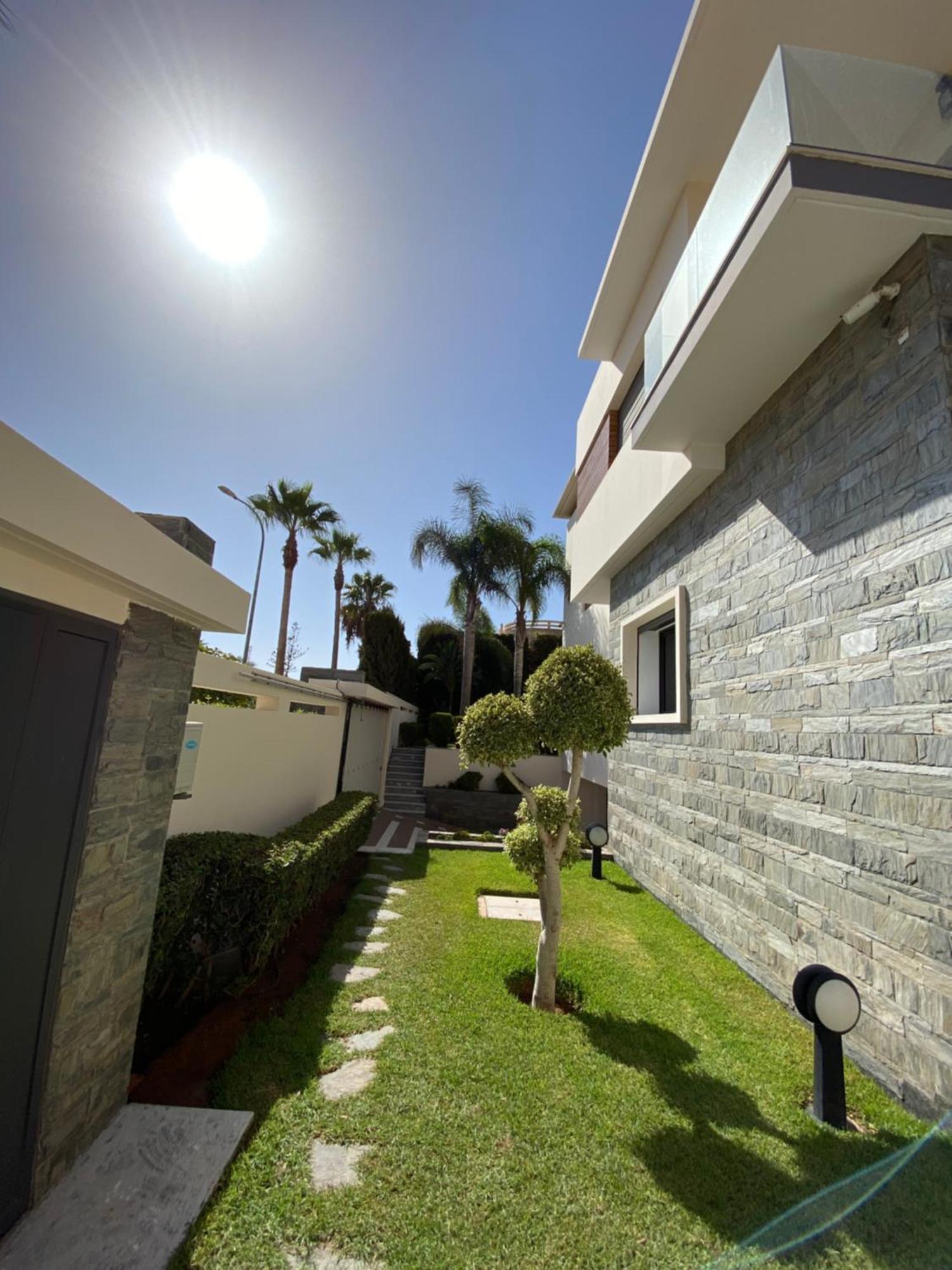 Luxurious With 5 Bedrooms In Villa *