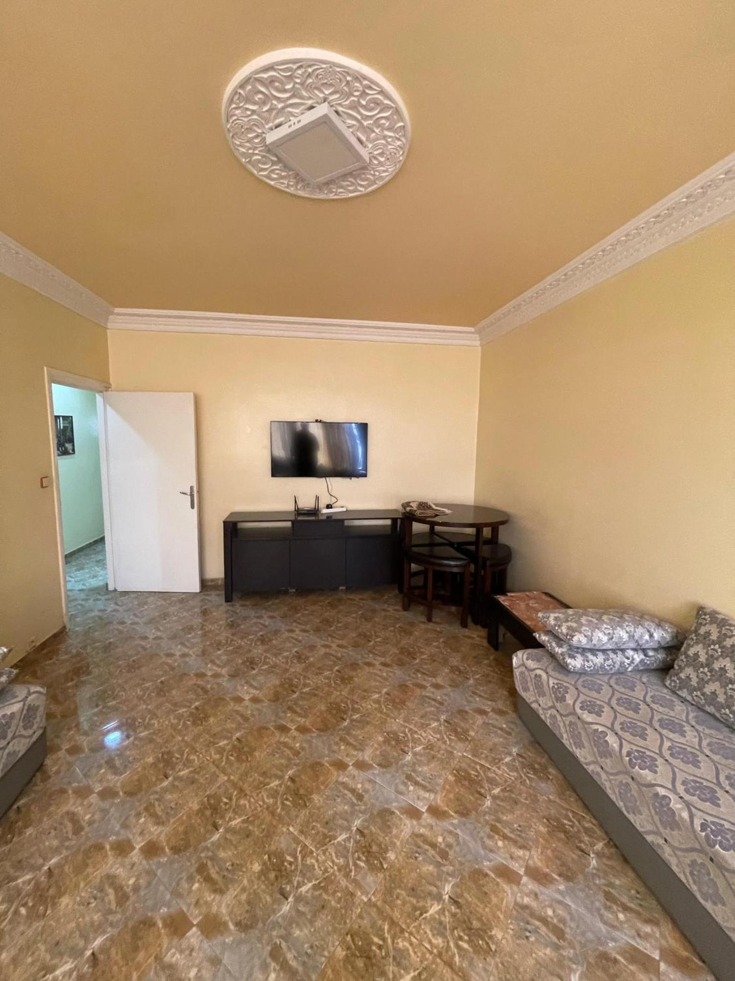 Private 2 Bedroom Traditional Apartment 10 Min Walk To Beach *