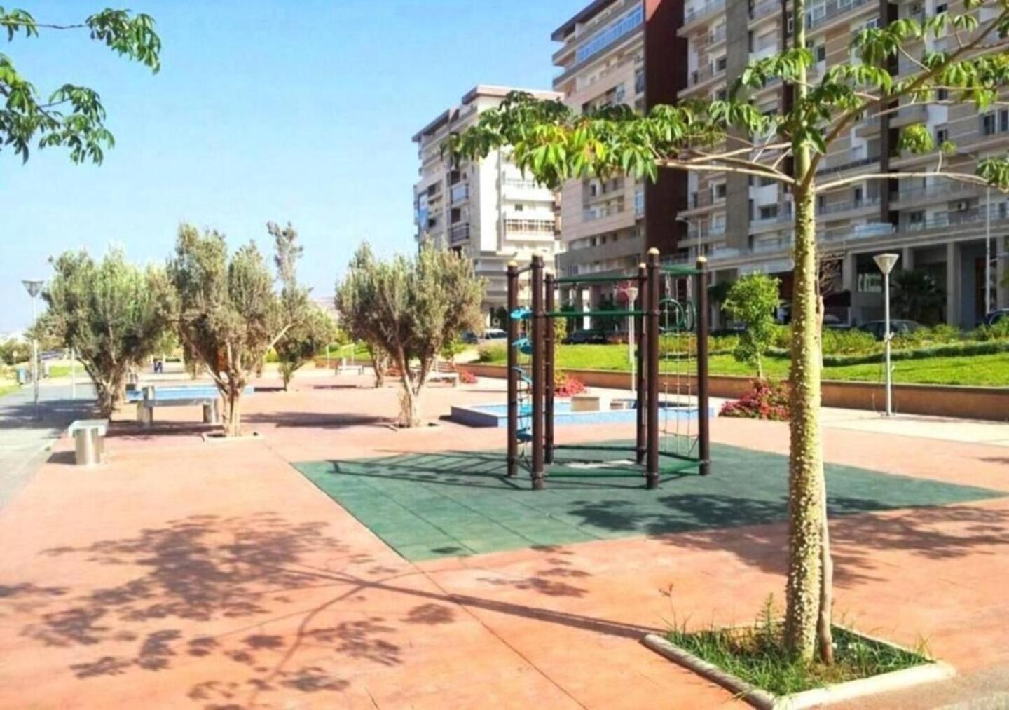 Poolside Comfort , Balcony View , Near Marina & Souk El Had *