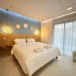 Chic Beachside Apt,Mountain View