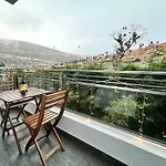 Chic Beachside Apt,Mountain View